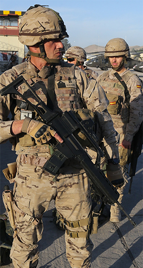 Militar español equipado con equipo táctico