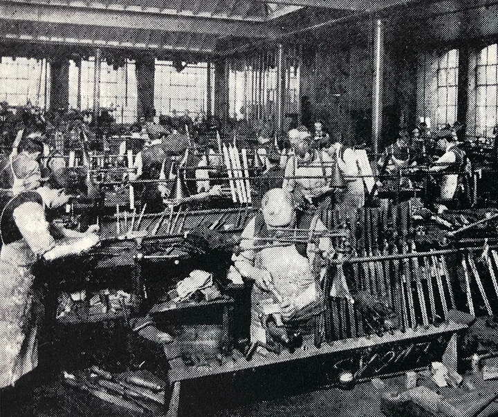 Antigua foto de trabajadores en la fábrica de Webley & Scott.