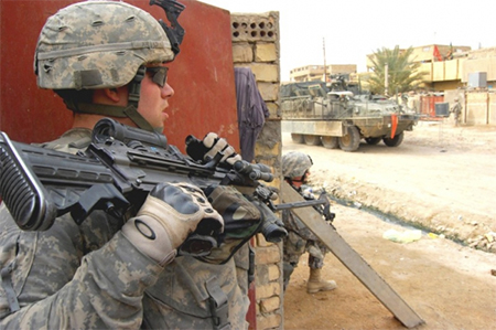 Soldado de EEUU con guantes Oakley