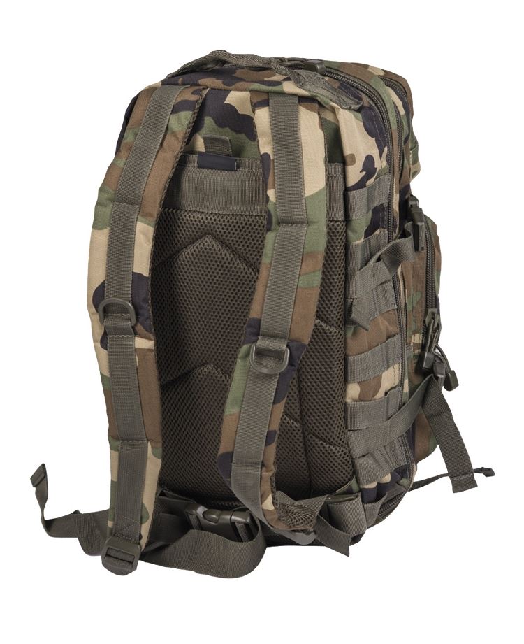 Mochila Táctica US ASSAULT Mil-Tec.  Cuando hablamos de una mochila táctica hacemos normalmente referencia a su sistema MOLLE, el sistema de puntos de anclaje que, de forma modular, permite almacenar cómodamente multitud de objetos de forma simultánea. Esto, sumado a la ligereza de la cual hacen gala, da como resultado una combinación ideal para su uso en actividades tanto de riesgo como prolongadas en el tiempo.  Además, el total de mochilas que tenemos disponibles permiten almacenar de forma segura todo tipo de dispositivos electrónicos, por lo que también se adapta a necesidades de uso más básicas o del día a día.  Si buscas una mochila resistente y con gran capacidad de carga para tu próxima expedición o, simplemente, para transportar tus pertrechos de casa al trabajo, has dado con la mochila ideal. Fabricada con poliéster 600D y recubierta de PVC.  Características:  Volumen total: 20 litros  Dimensiones: Alto 42cm x Ancho 20cm x Profundo 25 cm  Peso: 1.100 gramos  Espalda acolchada  Diseño ergonómico, con correas acolchadas para los hombros  2 bolsillos grandes con cremallera y varios bolsillos de malla  1 bolsillo frontal con cremallera y organizadores adicionales  Fijación del equipaje con cintas de compresión laterales  Varios puntos de enganche MOLLE Puede almacenar portátiles y tablets con medida igual o inferior a: Alto 38cm | Ancho 19cm