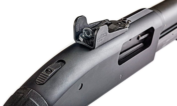 Mira M-Lock en detalle de la escopeta Mossberg 590A1 M-Lok .12/76