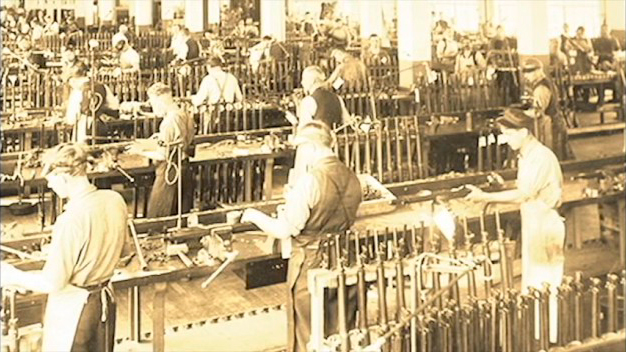 Trabajadores en su puesto de trabajo, en la antigua fábrica de Remington.