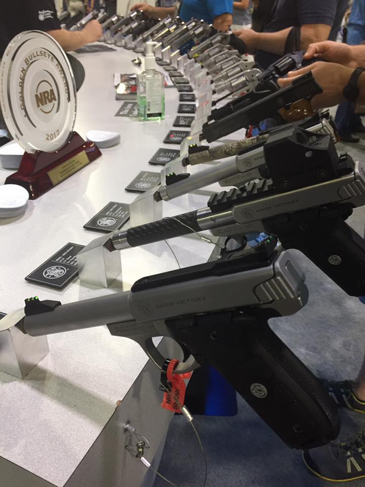 Puesto de Smith & Wesson en una feria de muestras.