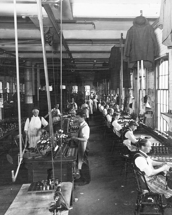 Antiguos trabajadores en su puesto de trabajo, fábrica Smith & Wesson.