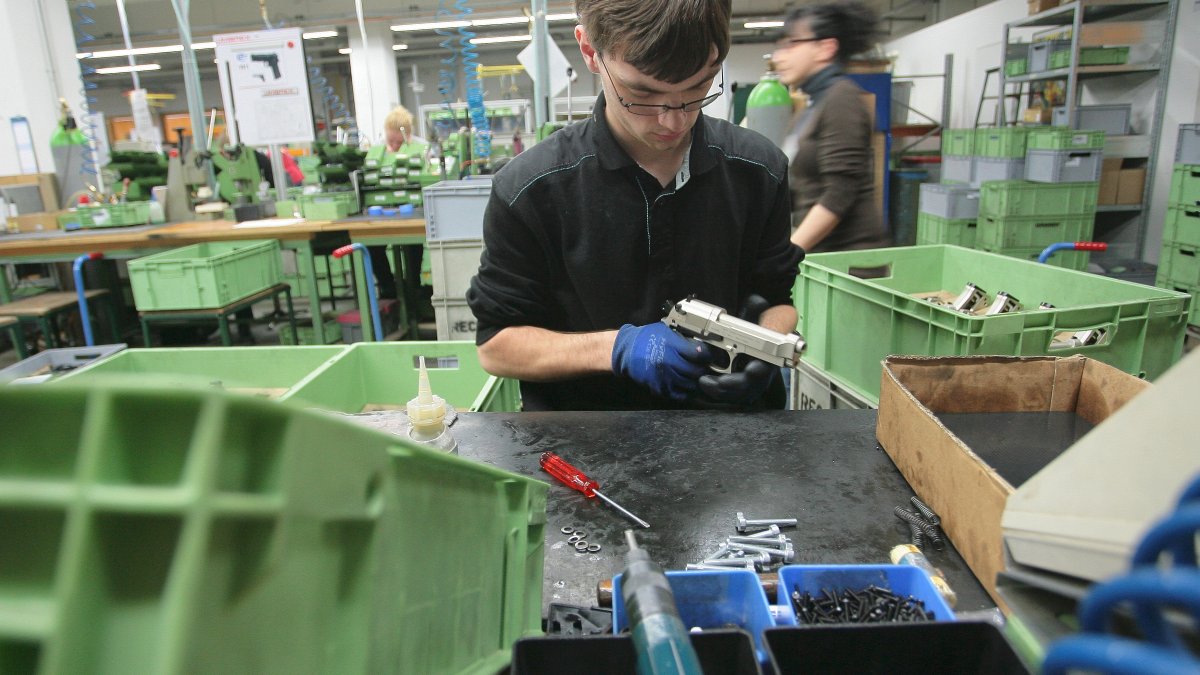 Trabajadores de Umarex trabajando.