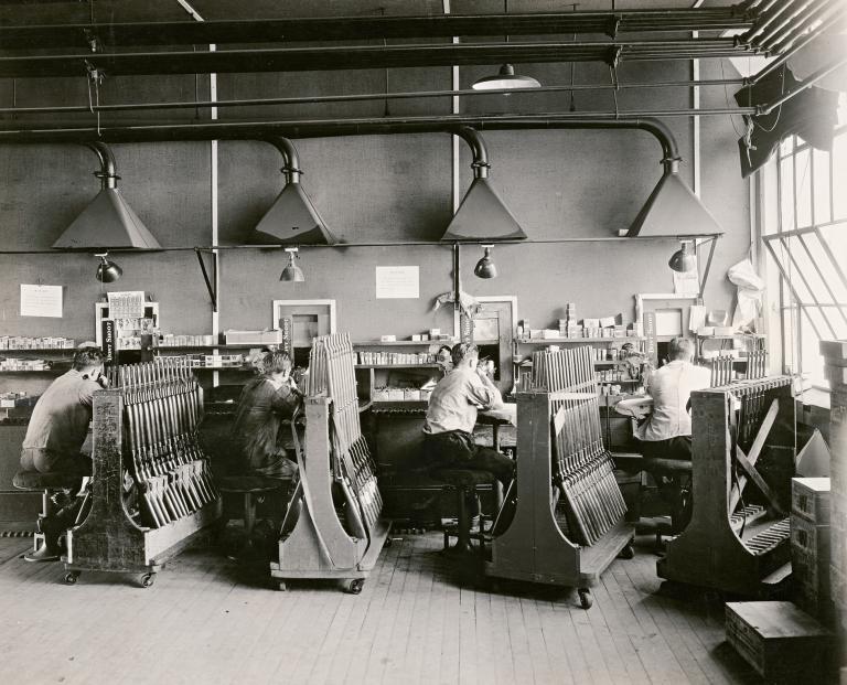 Trabajadores en su puesto de trabajo en la antigua fábrica de Winchester.
