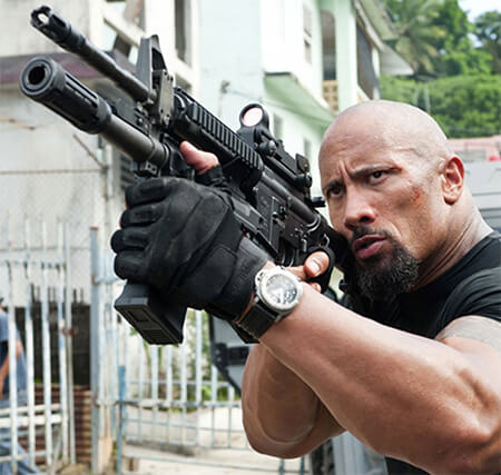 The Rock llevando guantes Blackhawk